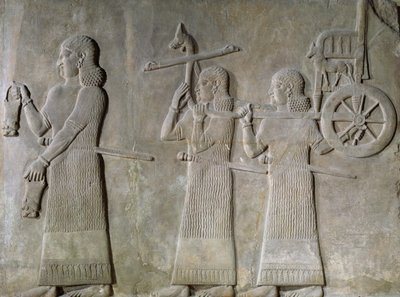 Relieve que representa sirvientes llevando vasos de bebida y el carro real, del Palacio de Sargón II en Khorsabad, Irak de Assyrian